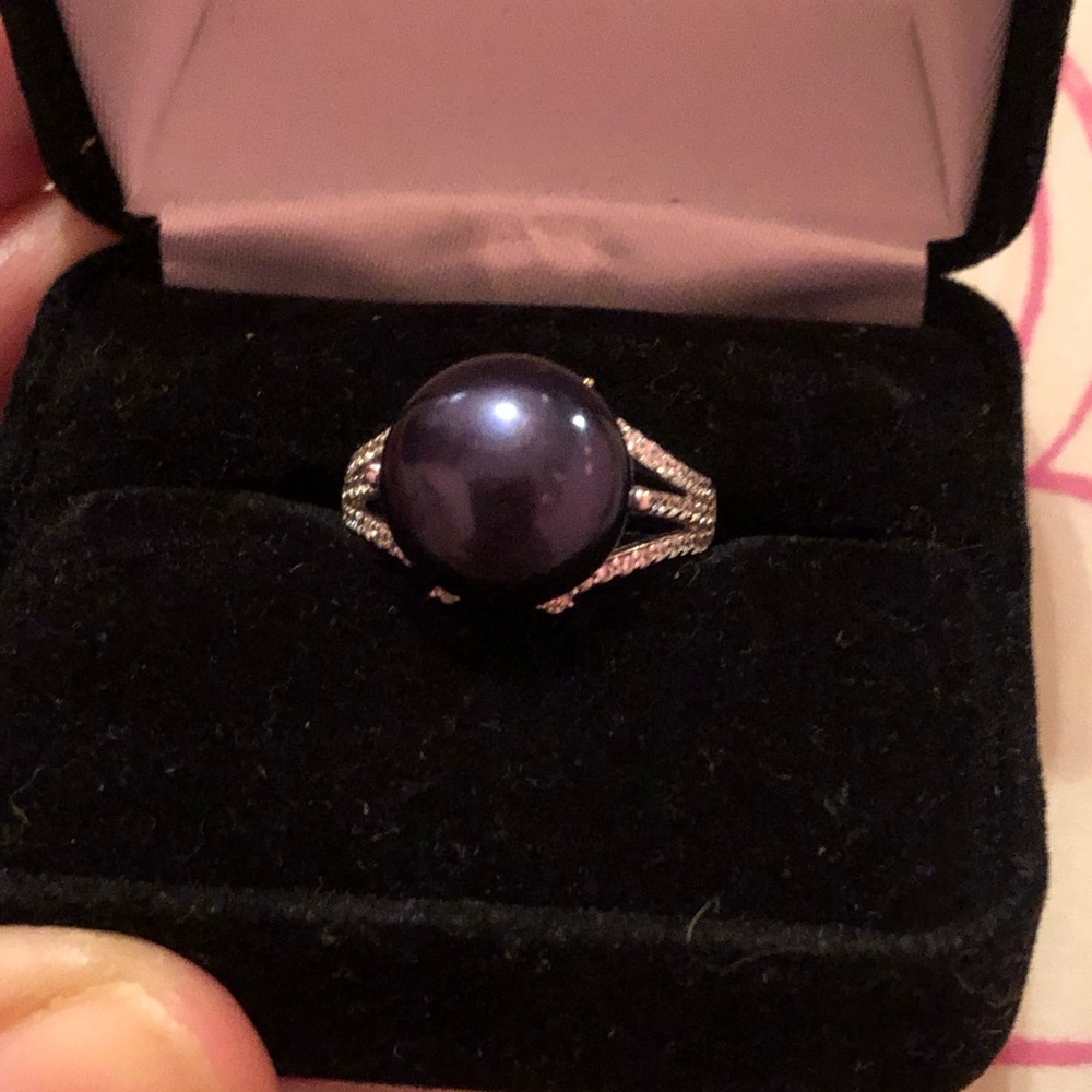 Lustrous Black Pearl Ring with Silver-Tone Band
